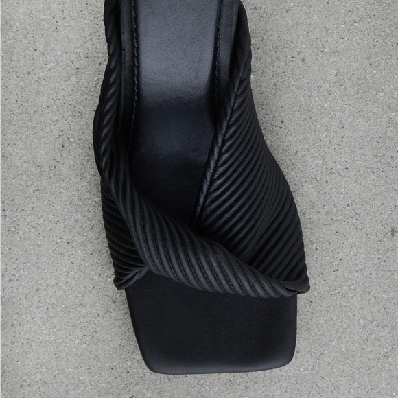 Oak & Fort Ribbed Twist Heels in Black - Picture 2 of 6